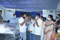 Allu Arjun Pays Last Respcets to Sirivennela Sitaramasastri